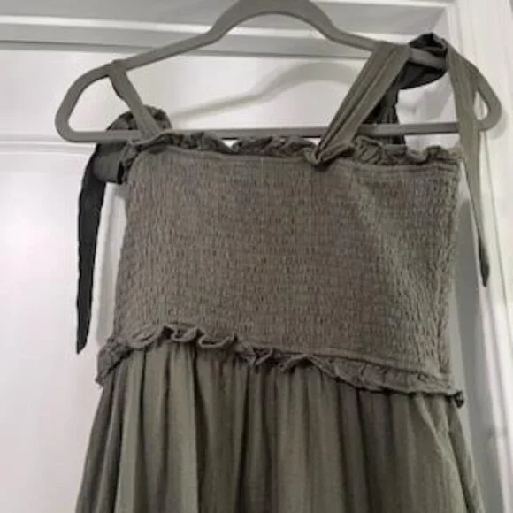 Tiered Smocked Aura Sage Green Midi Women’s Size Small - Picture 5 of 8